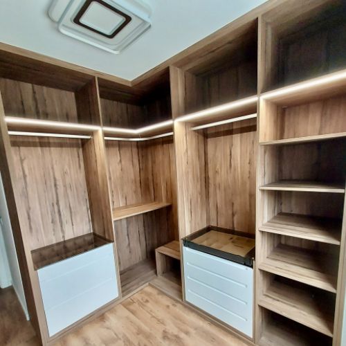 VE75 VESTIDOR EN U CON FRENTES DE CAJON LACADOS CON UÑERO CON TAPA DE CRISTAL, JOYERO Y CAJON DIVIDIDO
