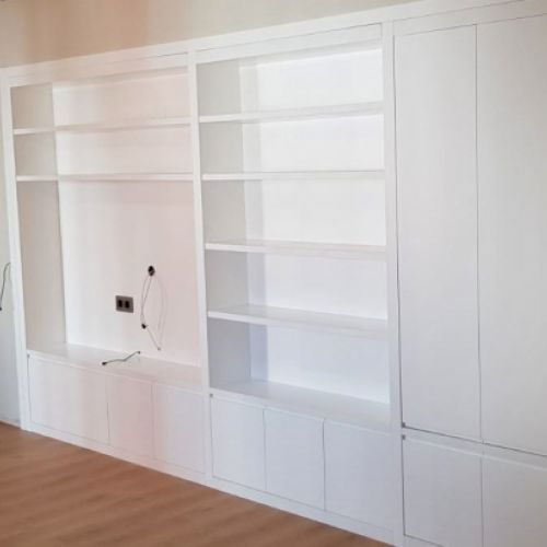 MU103 MUEBLE LACADO BLANCO CON PUERTAS DE UÑERO Y BALDAS