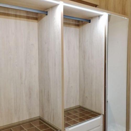 IA267 INTERIOR ROBLE HERA CON CAJONERAS CON FRENTE LACADO DE UÑERO, CAJON DIVIDIDO CON TAPA DE CRISTAL Y ESPEJO CORREDERO