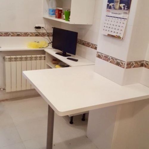 MU63 MESA DE COCINA EN LACADO BLANCO Y PARA METALICA. CAJEADA A MEDIDA LA COLUMNA