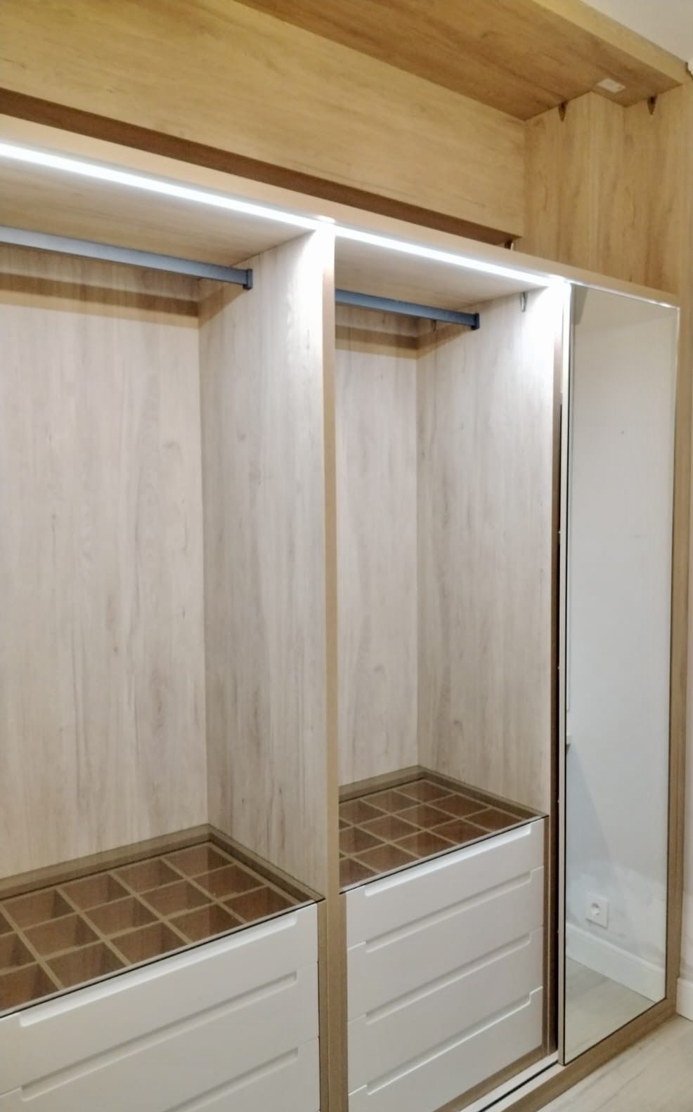 IA267 INTERIOR ROBLE HERA CON CAJONERAS CON FRENTE LACADO DE UÑERO, CAJON DIVIDIDO CON TAPA DE CRISTAL Y ESPEJO CORREDERO