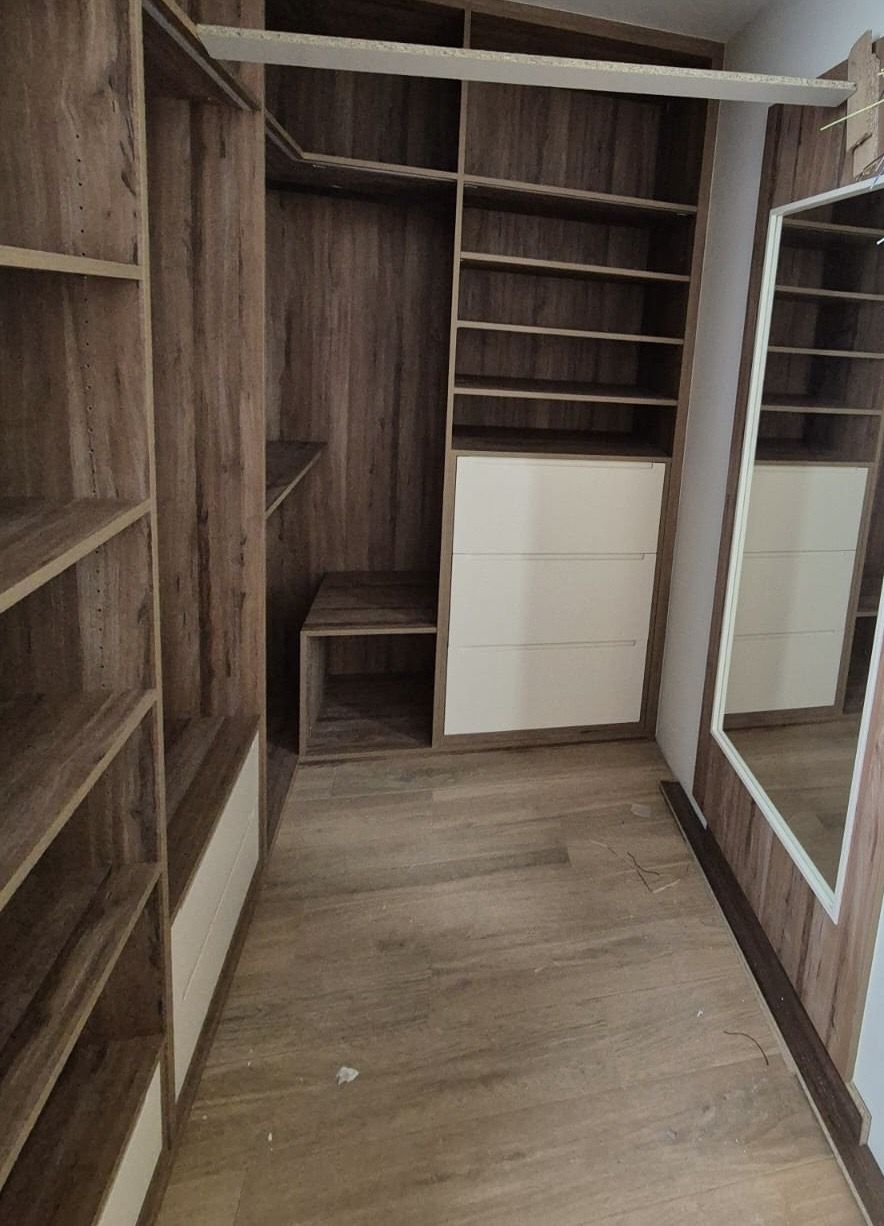 VE118 VESTIDOR COMBINADO CON FRENTES DE CAJON Y ZAPATEROS LACADOS CON UÑERO. ESPEJO A JUEGO