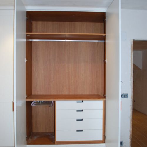 IA135 INTERIOR TEKA CON CAJONES LACADOS BLANCOS Y PANTALONERO