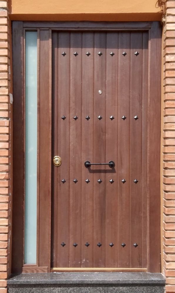 PA41 PUERTA ACORAZADA ALUMINIO PAÑOS VERTICALES CON CLAVO CUADRADO