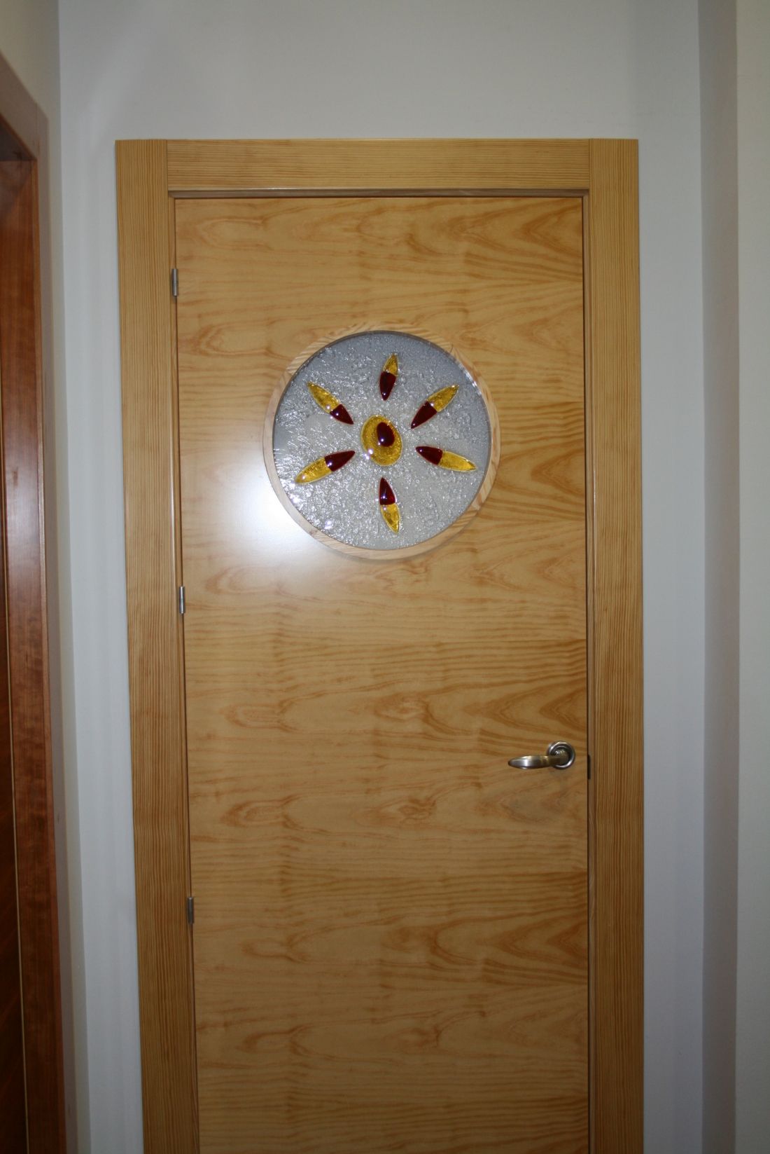 PI30 PUERTA PINO MODELO LISO VETA HORIZONTAL OJO DE BUEY CRISTAL FUSING