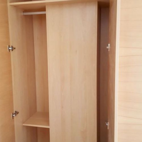 IA38 INTERIOR ARMARIO HAYA CON COLUMNA. HUECO PARA TABLA DE PLANCHA Y ROPA LARGA CON BALDA