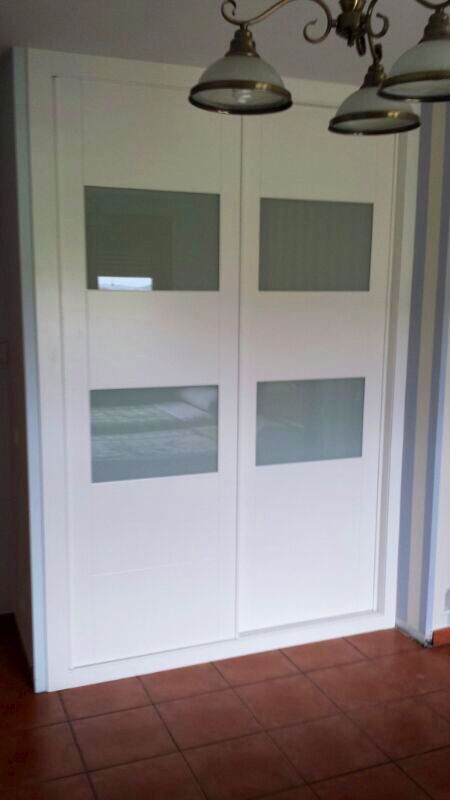 FC19 FRENTE CORREDERO LINEAS LACADO BLANCO Y CRISTAL LACADO BLANCO. PERFILES LACADO BLANCO