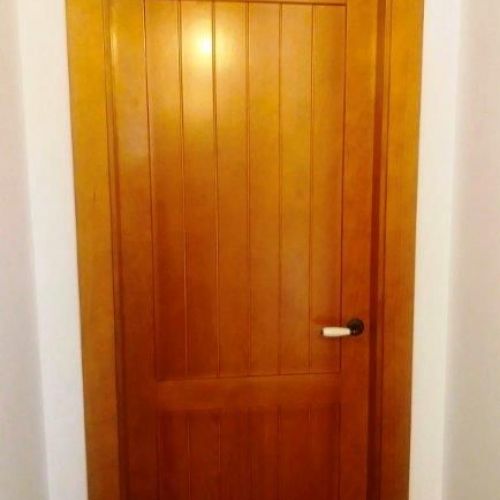 PI89 PUERTA MODELO BAEZA PINO TEÑIDO
