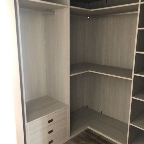 VE42 VESTIDOR ES ESQUINA CON DOBLE BARRA, CAJONES CON BARRA Y BALDAS REGULABLES