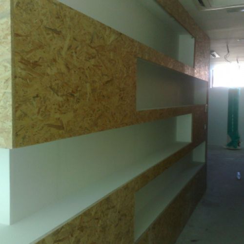 MU135 DECORACION DE ESTANCIA CON TABLERO OSB Y LACADO BLANCO