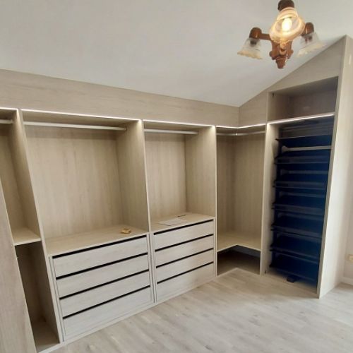 VE100 VESTIDOR ABUHARDILLADO CON ZAPATERO MOKA EXTRAIBLE