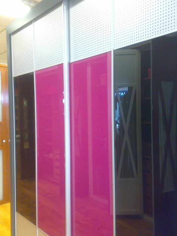 FC211 FRENTE CORREDERO ECO CRISTAL LACADO MORADO Y NEGRO Y DISEÑO CUADROS. PERFILES ALUMINIO Y REMATES LACADO GRIS