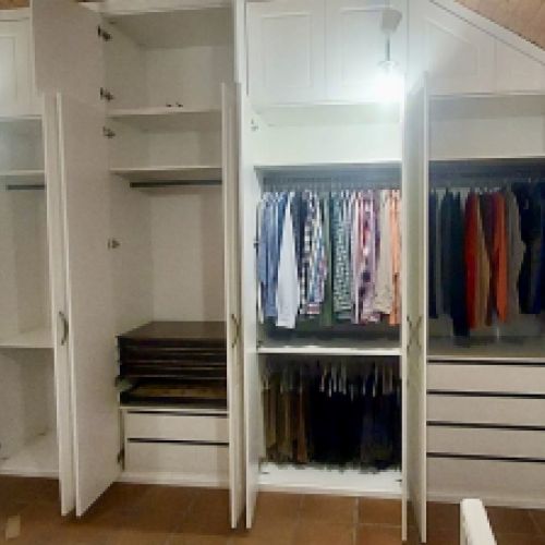 AB52 DETALLE DEL INTERIOR DE UN ARMARIO ABUHARDILLADO CON ALTILLOS