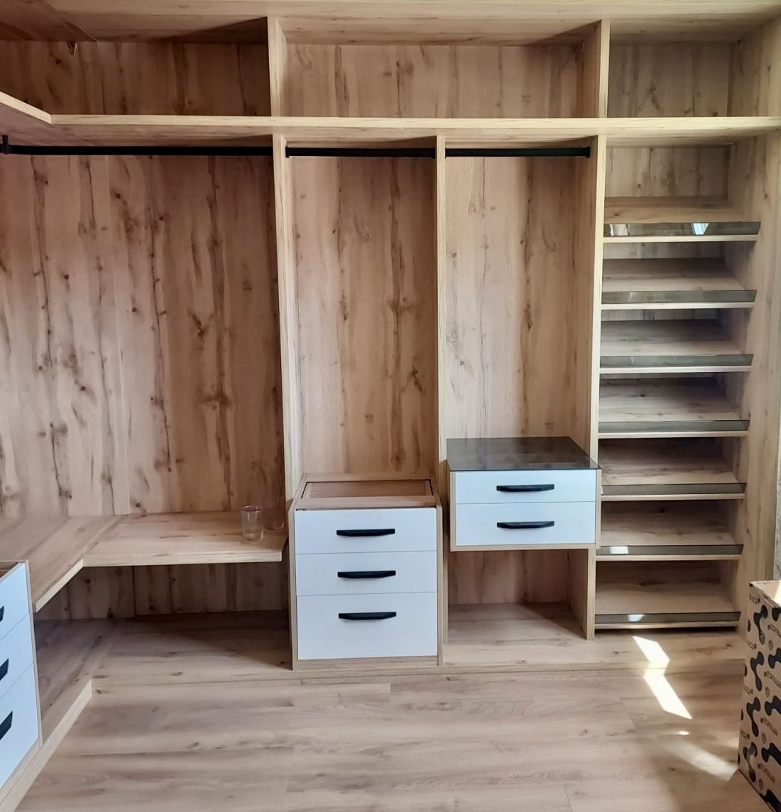 VE91 VESTIDOR ROBLE HERCULES CON FRENTES LACADOS, BARRAS MOKA Y BALDAS INCLINADAS CON FRENTE DE CRISTAL