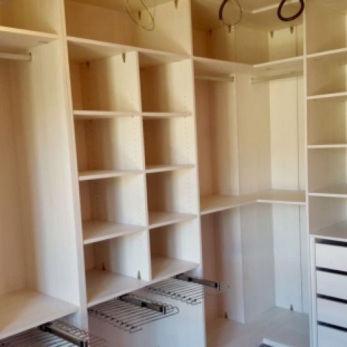 IA52 INTERIOR DE VESTIDOR CON BALDAS, PANTALONEROS, CAJONERAS Y BARRAS DE COLGAR. COLUMNA INTEGRADA