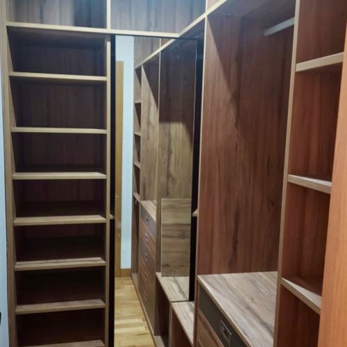 VE79 VESTIDOR EN L CON ESPEJO CORREDERO, CAJONERA CON CAJONES COMBINADOS LACADO Y ROBLE HERCULES.