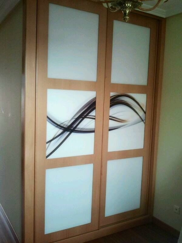 FC228 FRENTE CORREDERO CUADROS HAYA VAP Y CRISTAL BLANCO DECORADO EN HORIZONTAL. PERFILES HAYA VAP