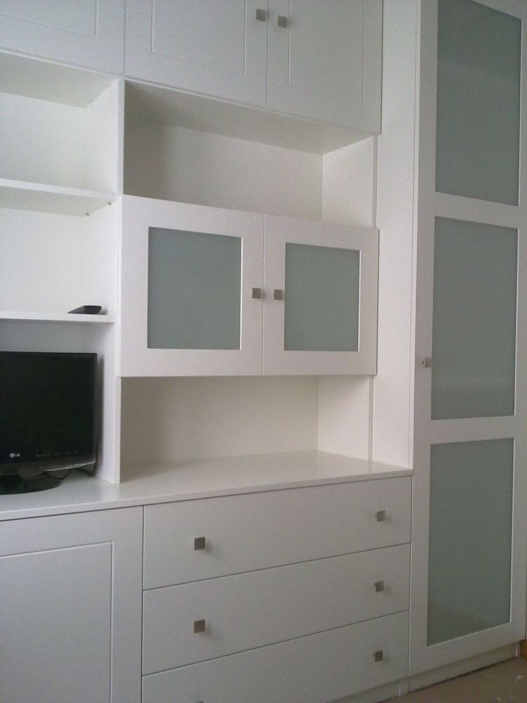 MU130 MUEBLE LACADO BLANCO CON PUERTAS VIDRIERAS Y CAJONES