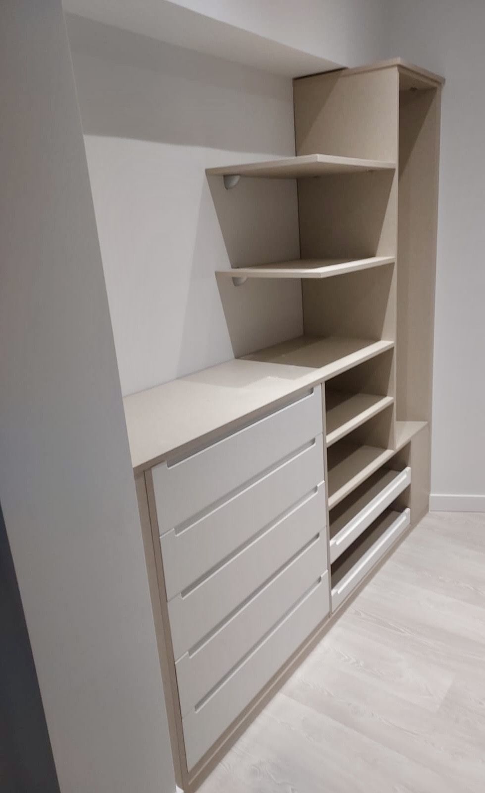 VE81 MODULO VESTIDOR ROBLE VELADO CON FRENTES DE CAJON CON UÑERO LACADOS BLANCOS, BALDAS EXTRAIBLES Y BALDAS VISTAS