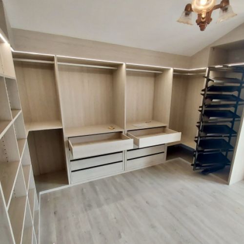 VE93 VESTIDOR ABUHARDILLADO CON ZAPATERO MOKA EXTRAIBLE