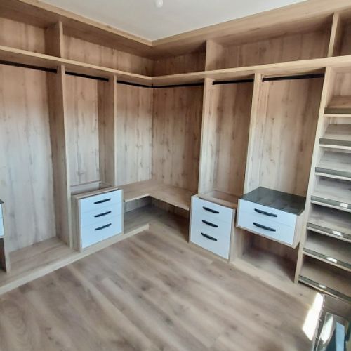 VE90 VESTIDOR ROBLE HERCULES CON FRENTES LACADOS, CAJONES DIVIDIDOS CON TAPA DE CRISTAL Y BALDAS INCLINADAS CON FRENTE DE CRISTAL