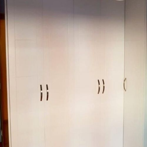 FA50 FRENTE ABATIBLE EN "L" LACADO BLANCO LINEAS VERTICALES Y HORIZONTALES