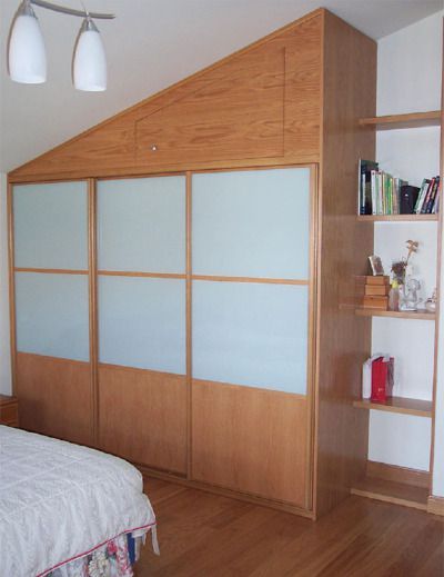 FC181 FRENTE CORREDERO JAPONES CEREZO Y CRISTAL LACADO BLANCO, BUHARDILLA A MEDIDA APROVECHADA CON PUERTA ABATIBLE. PERFILES CEREZO