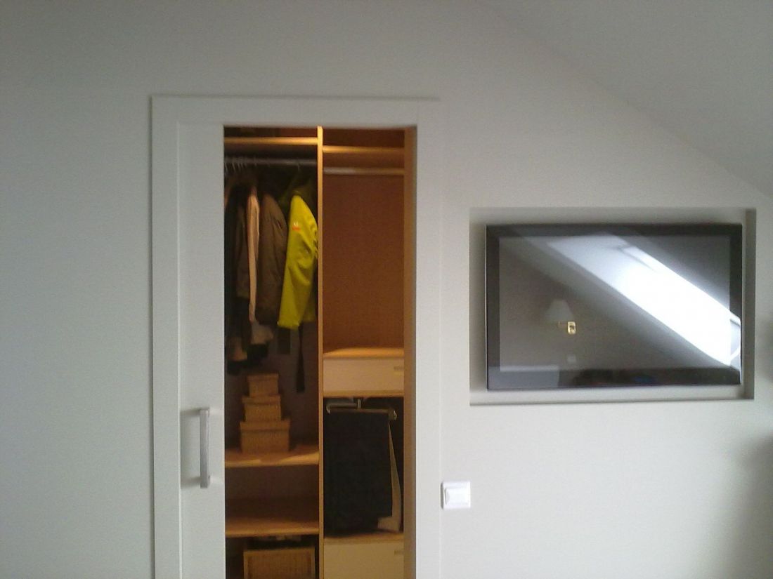 PC17 PUERTA CORREDERA EN CASONETO LACADA LISA ABIERTA