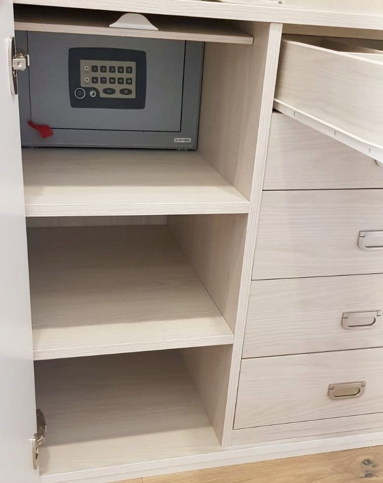 IA210 DETALLE DE CAJONERA Y CAJA FUERTE OCULTA