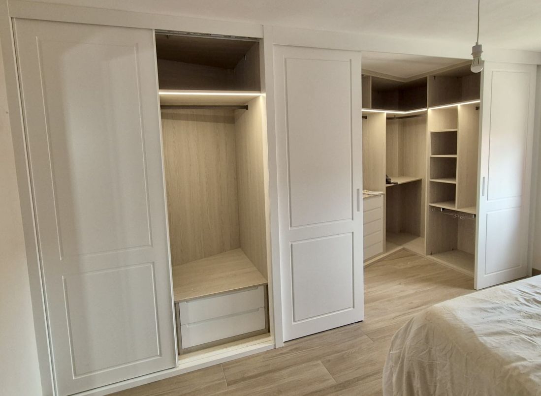 VE111 VESTIDOR ANEXO A ARMARIO CON PUERTAS CORREDERAS CON CAJONES LACADOS