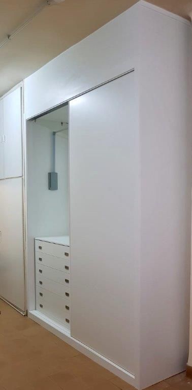 IA193 INTERIOR MELAMINADO OREGON SIENA CAJONERA CON TIRADORES Y PLASTON Y ELEVADOR HIDRAULICO