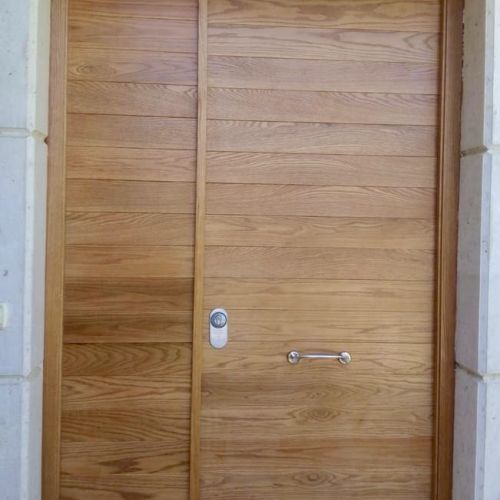 PA63 PUERTA ACORAZADA ALUMINIO ESTRIAS HORIZONTALES CON FIJO LATERAL CIEGO