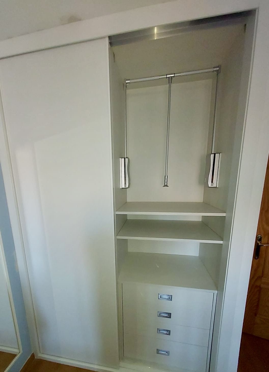 IA257 INTERIOR BLANCO CON CAJONERA, BALDAS Y ELEVADOR