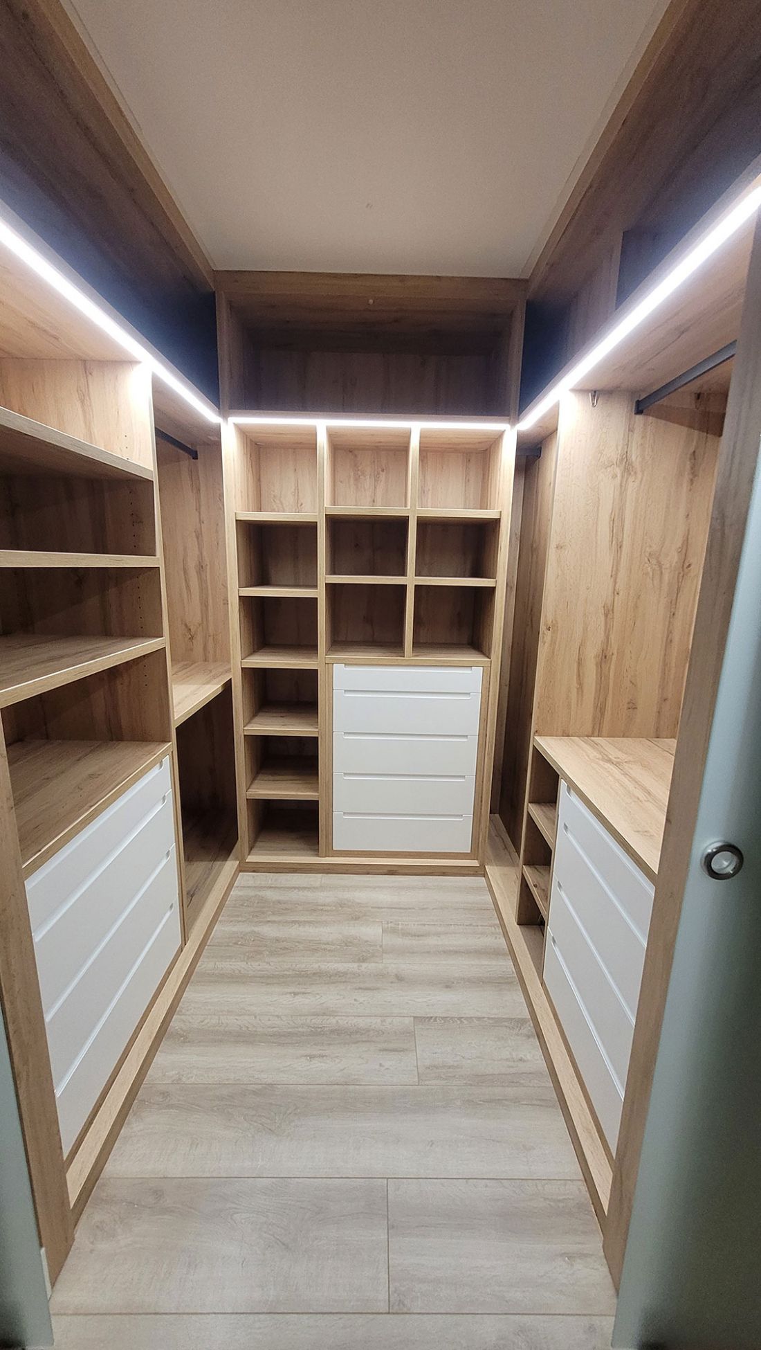 VE107 VESTIDOR EN U ROBLE HERCULES DE 30MM CON FRENTE LACADOS Y LUCES LED INTEGRADAS. PUERTAS CORREDERAS DE CRISTAL