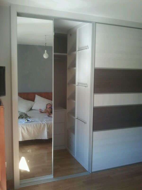 VE51 VESTIDOR APROVECHADO CON BALDAS Y CAJONES. COSTADO CON BARRAS PARA CINTURONES