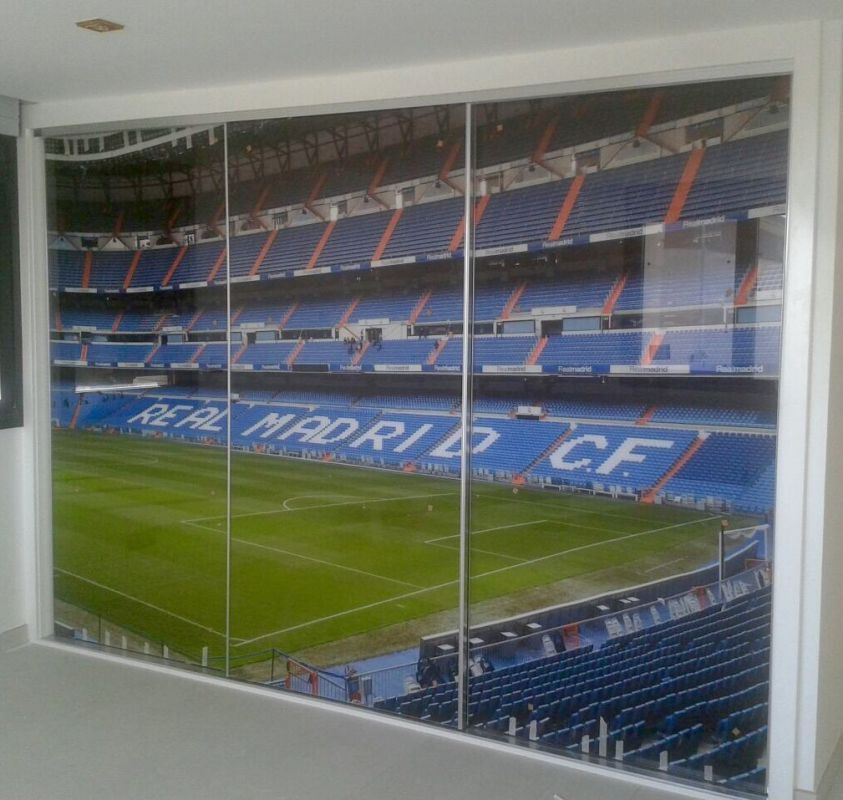 FC221 FRENTE CORREDERO CRISTAL CON FOTO PERSONALIZADA REAL MADRID. PERFILES ALUMINIO Y REMATES EN LACADO BLANCO