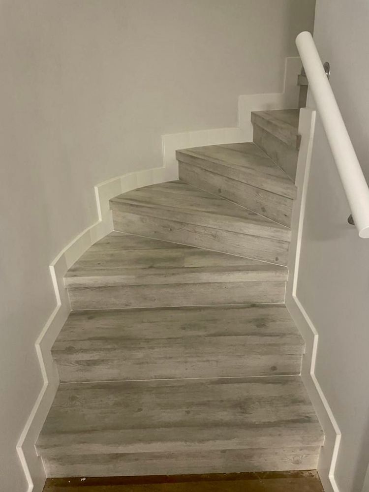 MU141 ESCALERAS EN CURVA CON SUELO QUICK STEP Y REMATADAS CON RODAPIE LACADO BLANCO
