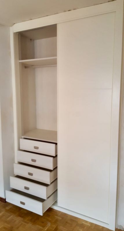 IA181 INTERIOR OREGON SIENA CAJONERA CON TIRADORES DE PLASTON Y BARRA DE COLGAR