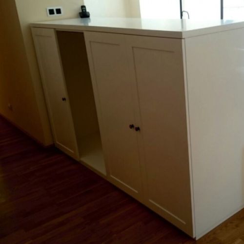 MU126 MUEBLE BAJO LACADO BLANCO CON PUERTAS CON CUADROS