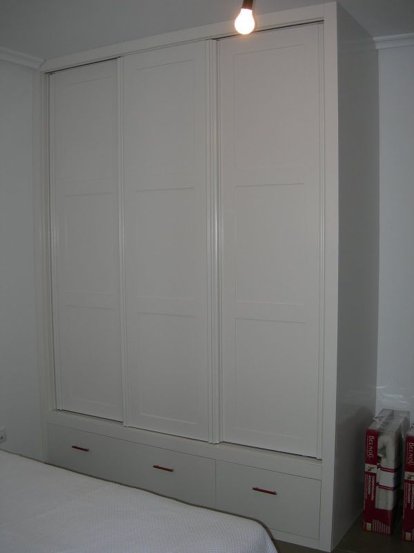 FC69 FRENTE CORREDERO CUADROS LACADO BLANCO Y CAJONES VISTOS. PERFILES LACADO BLANCO