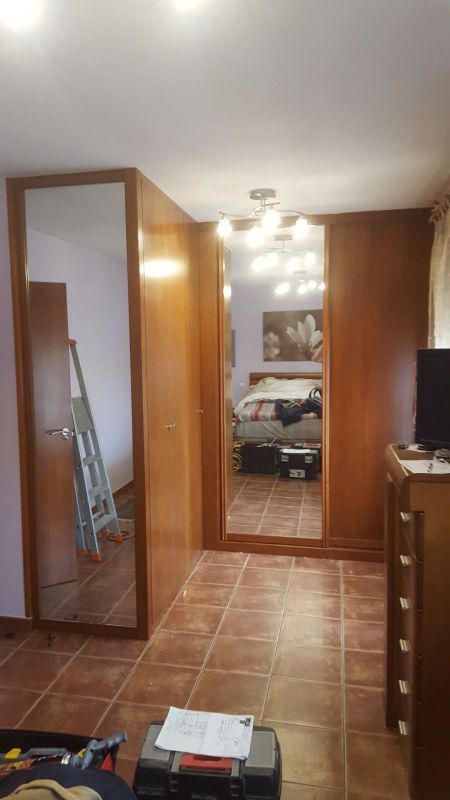 FA141 FRENTE EN L LISO CON PARTE ABATIBLE Y PARTE CORREDERA. COSTADO VISTO EN ESPEJO