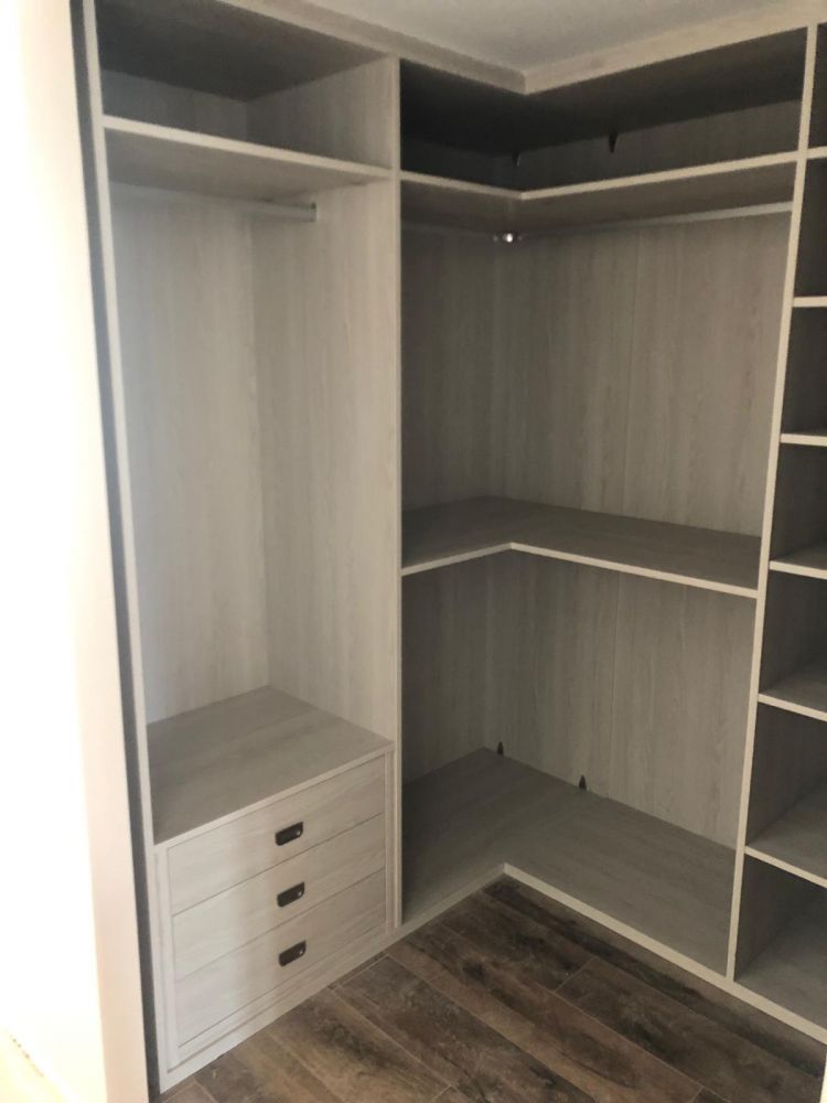 VE42 VESTIDOR ES ESQUINA CON DOBLE BARRA, CAJONES CON BARRA Y BALDAS REGULABLES