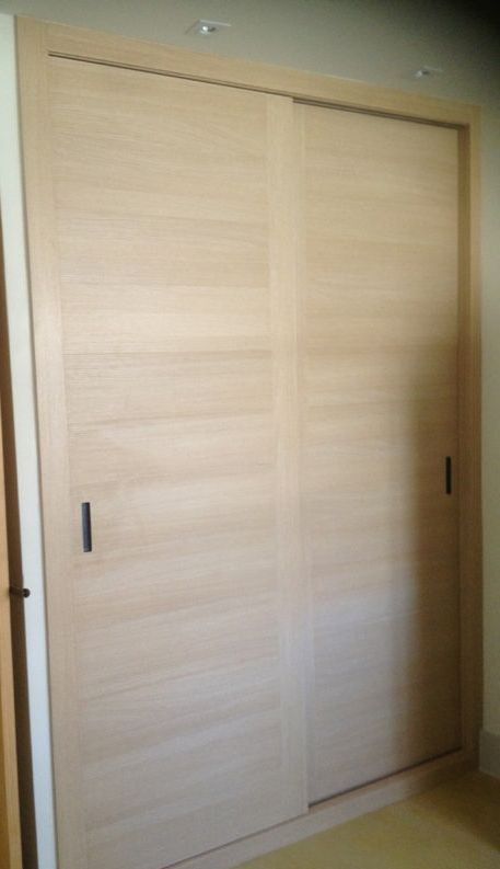 FC130 FRENTE CORREDERO SEGARE DORATA CORTES VERTICAL Y HORIZONTALES. UÑERO GRIS EN PUERTAS.