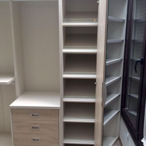 VE26 VESTIDOR ABIERTO LINO CANCUN. BALDAS INCLINADAS PARA ZAPATERO CON PUERTA.