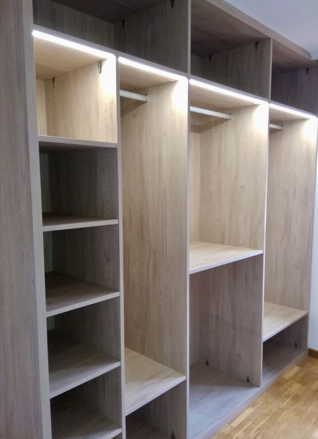 IA275 INTERIOR ROBLE HERA CON BARRAS Y BALDAS. LUCES LED INTEGRADAS