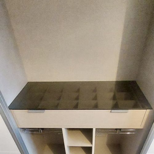 IA249 DETALLE DE CAJON SUSPENDIDO Y DIVIDIDO CON TAPA DE CRITAL, PANTALONEROS Y BALDAS