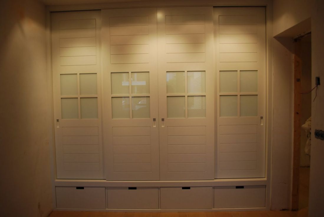 FC78 FRENTE CORREDERO LACADO BLANCO CUADROS LINEAS HORIZONTALES, VENTANA CON CRISTAL LACADO BLANCO Y CAJONES VISTOS. UÑERO EN PUERTAS