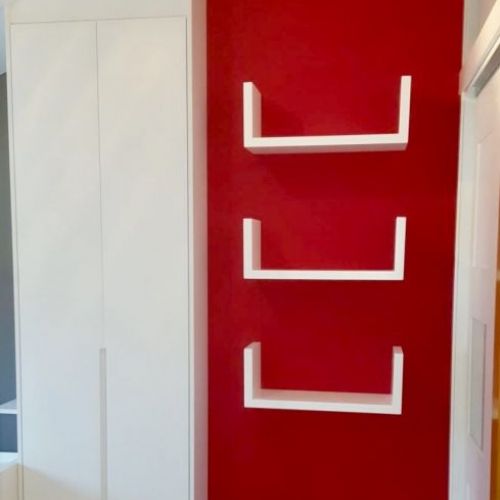 MU68 DETALLE DE ESTANTERIAS EN FORMA DE \"U\" LACADAS