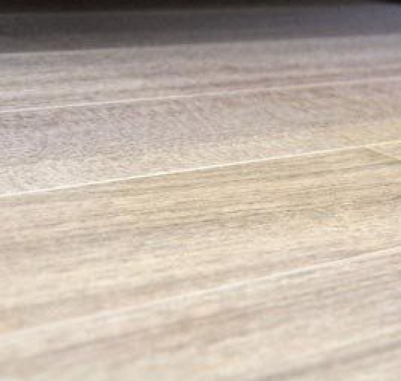 Suelo sintético de color gris claro