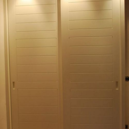 FC72 FRENTE CORREDERO LACADO BLANCO CUADROS LINEAS HORIZONTALES, UÑERO EN PUERTAS  Y CAJONES VISTOS
